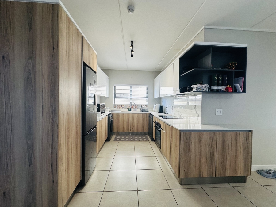 To Let 3 Bedroom Property for Rent in Sandown Western Cape